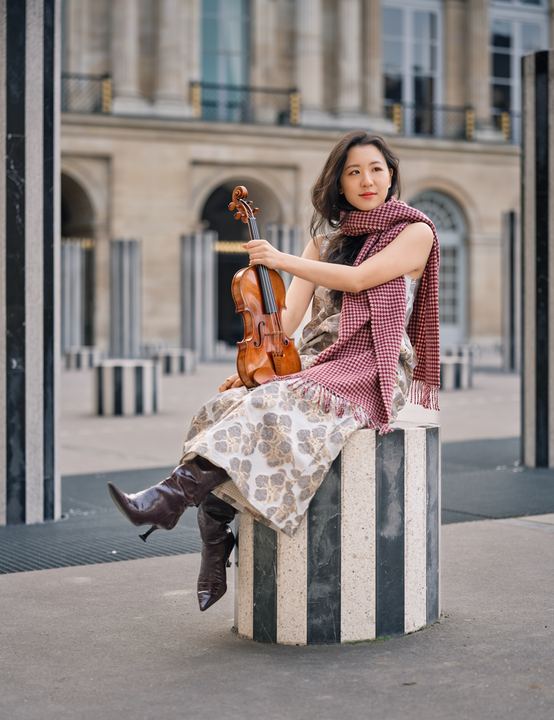 Anna Lee with her violin among the Palais-Royal columns